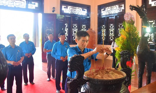 Phó Chủ tịch Tổng LĐLĐ Việt Nam Trần Văn Thuật thành kính dâng hương. Ảnh: Thành Nhân