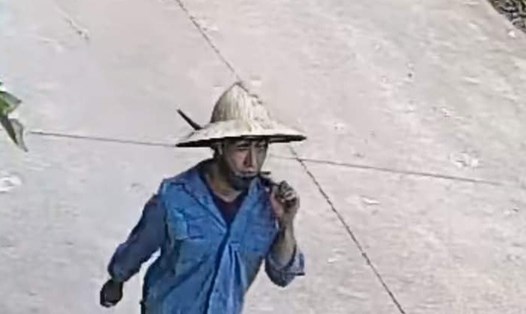 Đối tượng tình nghi "vác" vao đi trộm cắp tài sản tại thị xã Phú Thọ.