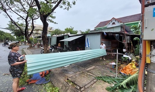 Bão số 4 làm 456 nhà dân ở Đà Nẵng bị tốc mái. Ảnh: Hoàng Sơn