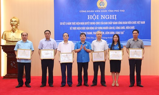 Đại diện lãnh đạo CĐVC Việt Nam trao Bằng khen cho các tập thể, cá nhân có thành tích xuất sắc trong thực hiện Cuộc vận động xây dựng người cán bộ, công chức, viên chức “Trung thành, trách nhiệm, liêm chính, sáng tạo” giai đoạn 2017 - 2021. Ảnh: Mai Hoa.