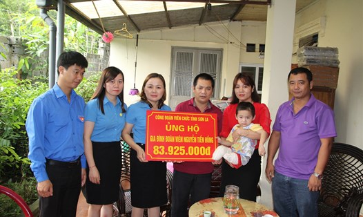 Công đoàn Viên chức tỉnh Sơn La trao tiền hỗ trợ cho gia đình đoàn viên bị thiên tai. Ảnh: Kim Phượng