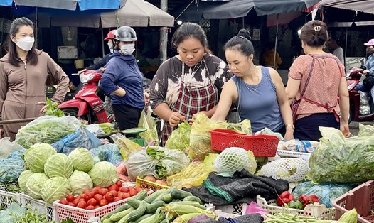 Giá cả hàng hóa, lương thực thực phẩm tại các khu chợ dân sinh tuy có tăng nhưng vẫn trong mức cho phép. Ảnh: Quỳnh Trang