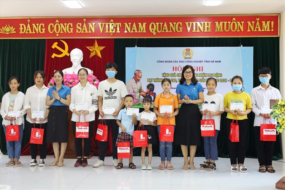 Công đoàn các Khu công nghiệp Hà Nam tặng quà con công nhân lao động đạt thành tích cao, vượt khó học giỏi năm học 2021-2022. Ảnh: CĐKCN