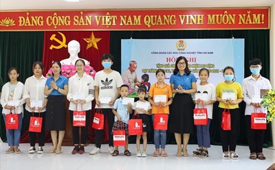 Công đoàn các Khu công nghiệp Hà Nam tặng quà con công nhân lao động đạt thành tích cao, vượt khó học giỏi năm học 2021-2022. Ảnh: CĐKCN