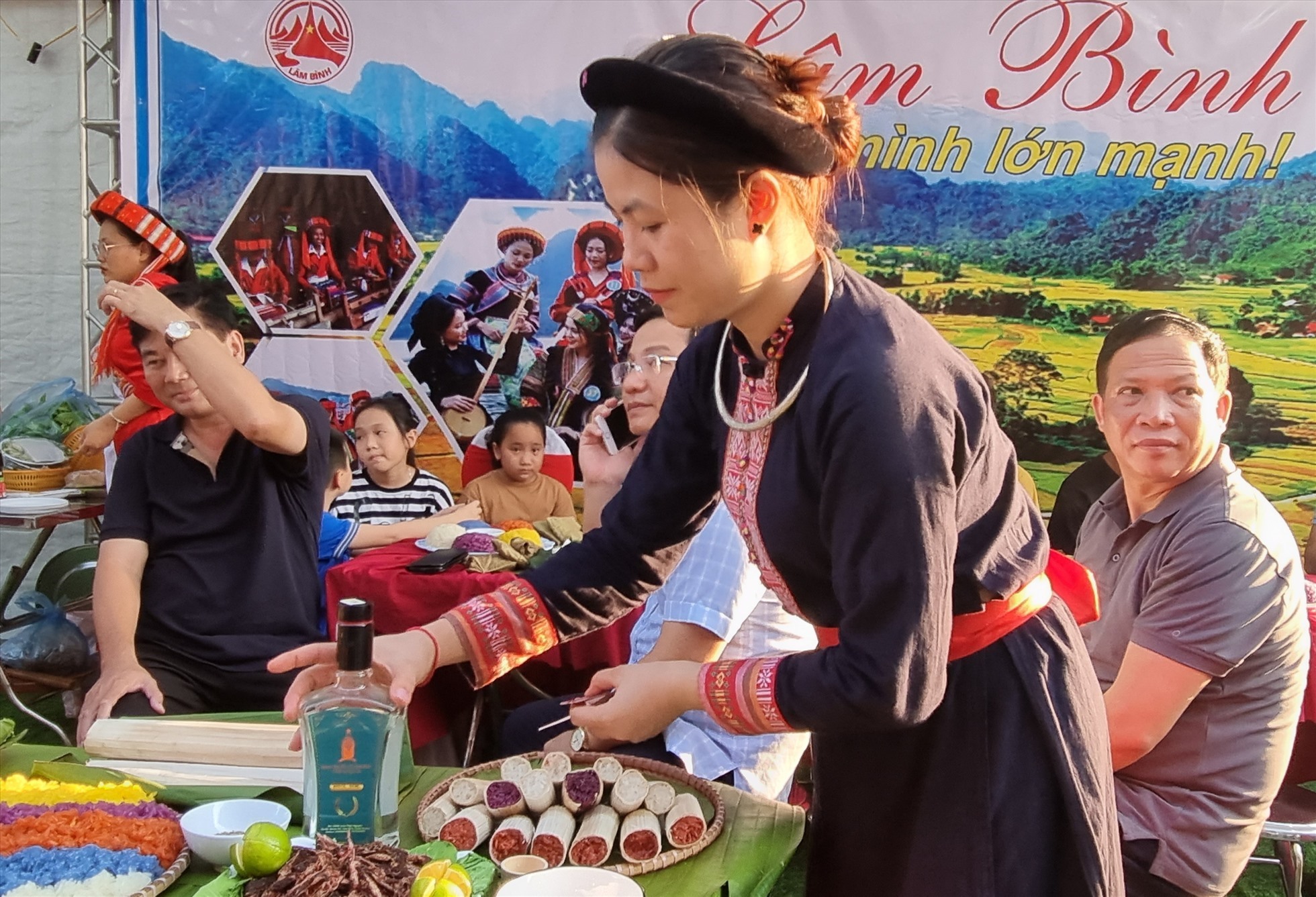 Gian hàng trưng bày của huyện Lâm Bình. Ảnh: Phung Minh