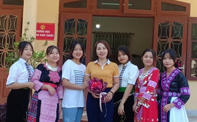 Cô giáo Phạm Thị Hồng Phượng ( áo vàng, đứng giữa) cùng học sinh. Ảnh: NVCC