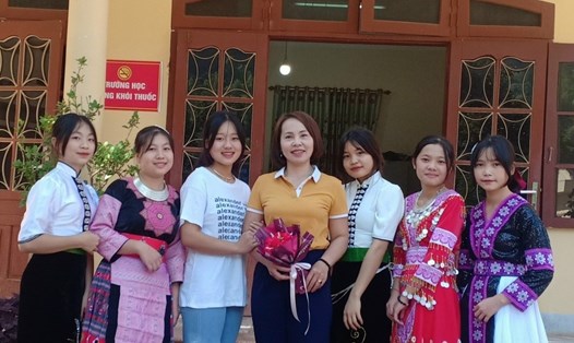 Cô giáo Phạm Thị Hồng Phượng ( áo vàng, đứng giữa) cùng học sinh. Ảnh: NVCC