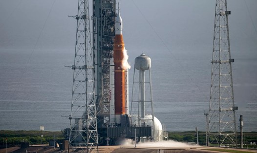 Tên lửa SLS của NASA được đưa vào bệ phóng. Ảnh: NASA