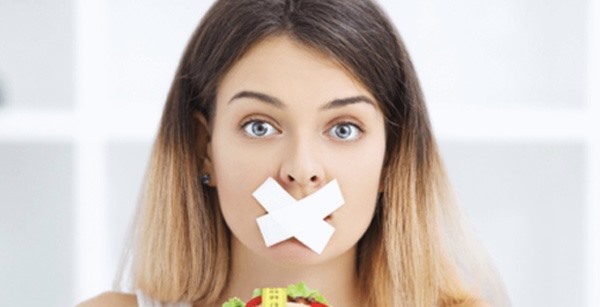 Không ít người chọn cách nhịn ăn hoặc bỏ đói bản thân để giảm cân. Ảnh: ST