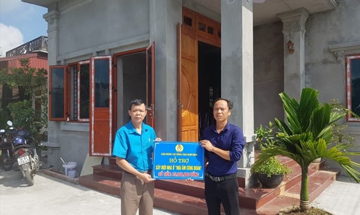 Lãnh đạo LĐLĐ huyện Mỹ Lộc trao biển hỗ trợ cho gia đình đoàn viên. Ảnh: CĐNĐ