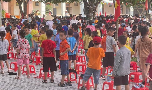 Sáng chủ nhật (4.9), một số trường tiểu học tại TP Vinh vẫn tập trung học sinh để duyệt nghi thức phục vụ lễ khai giảng. Ảnh: QĐ