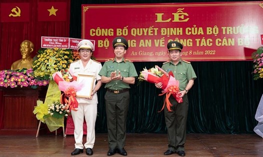 Thứ trưởng Công an Lê Văn Tuyến tặng hoa chúc mừng 2 Đại tá Đinh Văn Nơi, Lâm Phước Nguyên được điều động, bổ nhiệm. Ảnh: VGP
