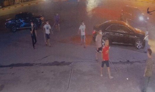 Hình ảnh camera ghi lại cảnh nhóm thanh niên cầm hung khí đập phá ôtô hiệu Mercedes của anh H. Ảnh cắt từ clip (Y.H)