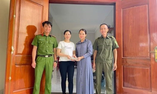 Vợ chồng anh Lương Văn Quang và chị Lê Thị Lộc giao lại số  tiền hơn 36 triệu đồng cho cơ quan công an.  Ảnh: TL