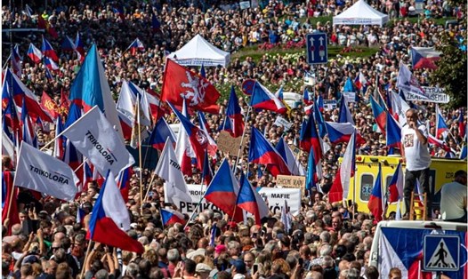 Khoảng 70.000 người biểu tình tại quảng trường Wenceslas ở trung tâm thủ đô Cộng hòa Czech ngày 3.9. Ảnh chụp màn hình