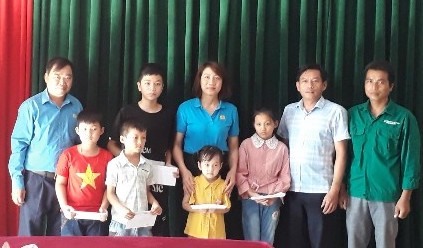 Bà Nguyễn Thị Như Huệ, Phó Chủ tịch Liên đoàn Lao động tỉnh Hà Giang (giữa) trao học bổng cho các cháu là con công nhân lao động có hoàn cảnh khó khăn.