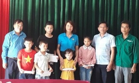 Bà Nguyễn Thị Như Huệ, Phó Chủ tịch Liên đoàn Lao động tỉnh Hà Giang (giữa) trao học bổng cho các cháu là con công nhân lao động có hoàn cảnh khó khăn.