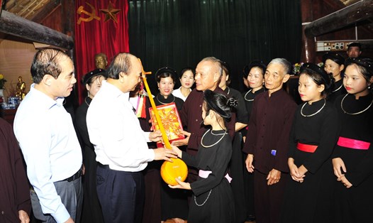 Chủ tịch nước thăm và nói chuyện với các nghệ nhân tại câu lạc bộ Then thôn Tân Lập, xã Tân Trào  (Sơn Dương, Tuyên Quang).
