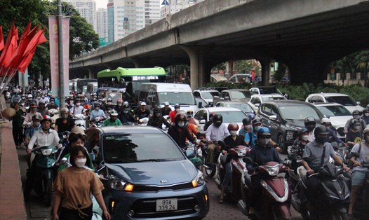 Người dân tranh thủ về nghỉ lễ khiến giao thông ùn tắc trên tuyến đường Phạm Hùng - Khuất Duy Tiến. Ảnh: LĐO