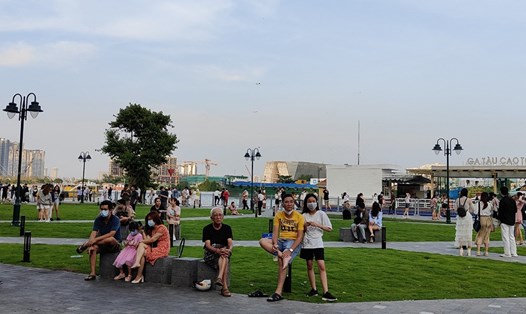 Công viên bến Bạch Đằng thường thu hút đông người đến vui chơi, ngắm cảnh, thư giãn nhưng thường phải dừng xe dưới lề đường hoặc đi băng sang đường từ Phố đi bộ Nguyễn Huệ.