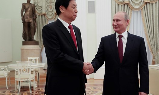 Tổng thống Nga Vladimir Putin (phải) bắt tay Chủ tịch Nhân đại Trung Quốc Lật Chiến Thư trong cuộc gặp tại Điện Kremlin năm 2019. Ảnh: AFP