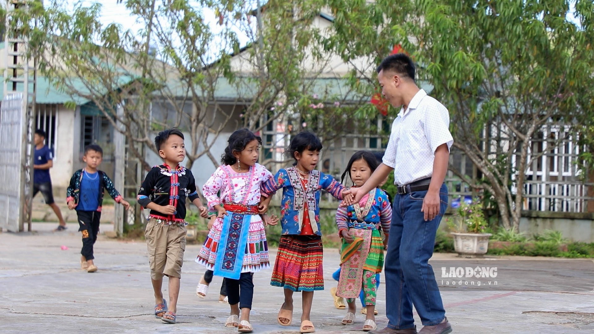 Nhiều thầy cô và học sinh háo hức khi sắp được tham dự lễ khai giảng chào đón năm học mới. Ảnh: Hữu Chánh