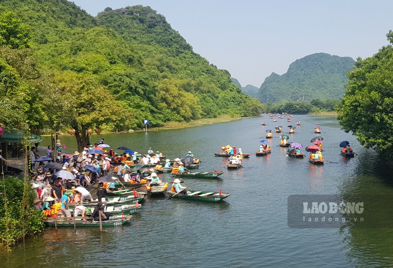 Trong 4 ngày nghỉ lễ Quốc khánh 2.9, các khu, điểm du lịch trên địa bàn tỉnh Ninh Bình đã đón hơn 15 vạn lượt khách du lịch. Ảnh: NT