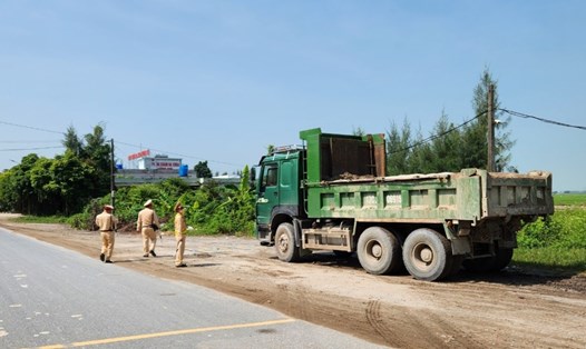 Lực lượng CSGT - Công an huyện Tiền Hải (tỉnh Thái Bình) tuần tra, kiểm soát, phát hiện lỗi chở hàng hóa quá tải trọng ngay trong những ngày nghỉ lễ. Ảnh: CTV