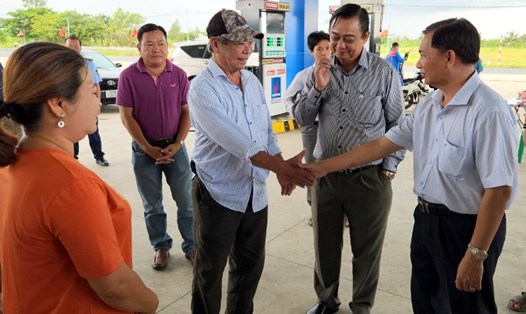 Chủ tịch UBND tỉnh Sóc Trăng Trần Văn Lâu (bìa phải) kiểm tra động viên chủ cây xăng bán xăng dầu cho nông dân. Ảnh: Nhật Hồ