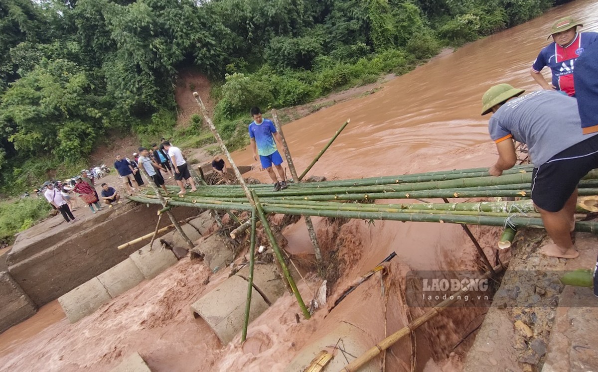 Huyện Nậm Pồ, Điện Biên khẩn trương làm cầu tạm để phục vụ lễ khai giảng sau khi 1 cây cầu tạm trước đó đã bị lũ cuốn trôi. Ảnh: Mắn On