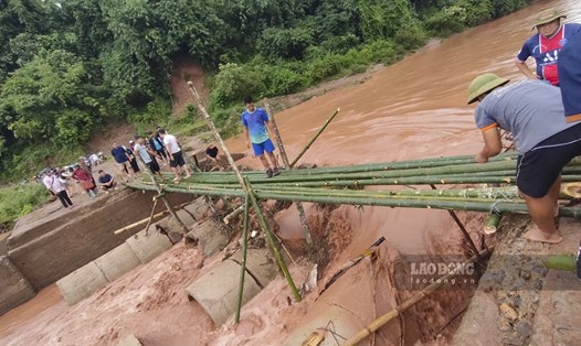 Huyện Nậm Pồ, Điện Biên khẩn trương làm cầu tạm để phục vụ lễ khai giảng sau khi 1 cây cầu tạm trước đó đã bị lũ cuốn trôi. Ảnh: Mắn On
