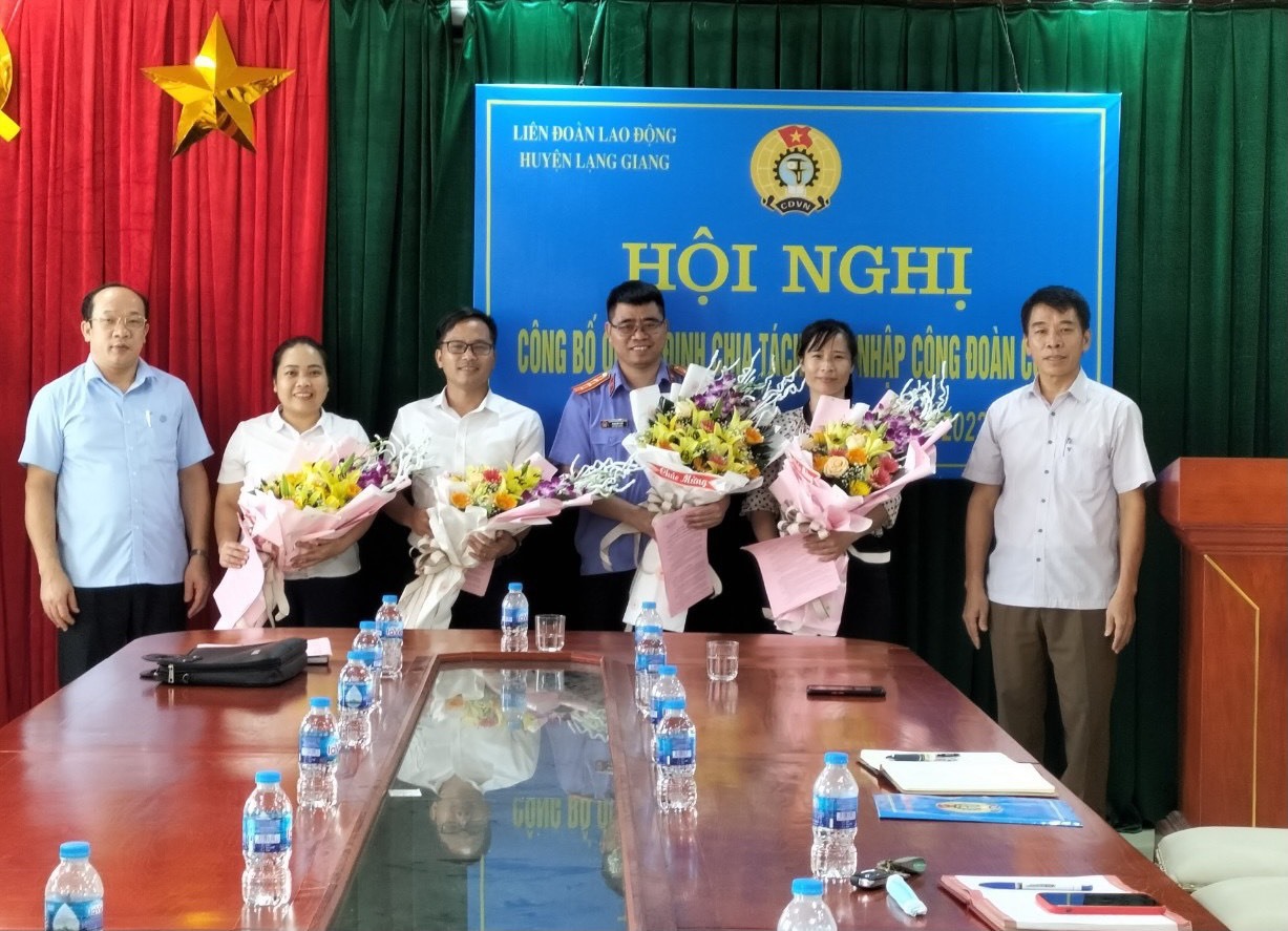 Lãnh đạo Hội đồng nhân dân huyện Lạng Giang và Liên đoàn Lao động huyện  trao quyết định và tặng hoa chúc mừng các công đoàn cơ sở mới thành lập.