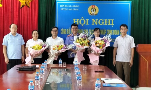 Lãnh đạo Hội đồng nhân dân huyện Lạng Giang và Liên đoàn Lao động huyện  trao quyết định và tặng hoa chúc mừng các công đoàn cơ sở mới thành lập.
