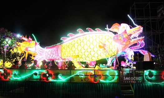 Những mô hình đèn trung thu khổng lồ được xem như một nét đặc trưng riêng có của trung thu Tuyên Quang.