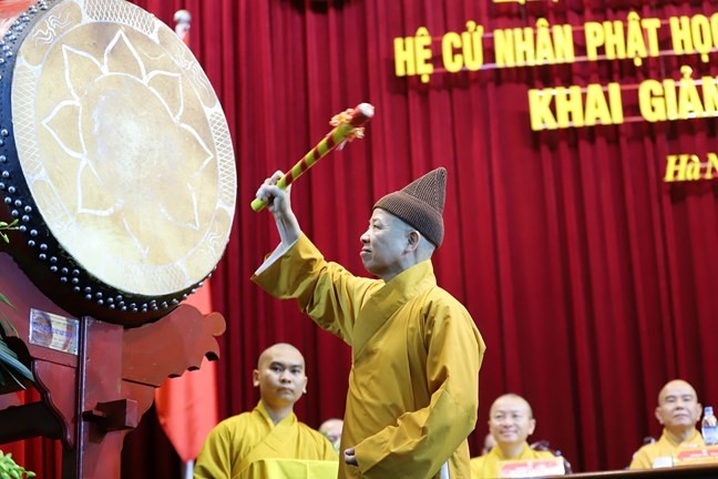 Hoà thượng, TS Phật học Thích Thanh Quyết - Viện trưởng Học viện - đã gióng lên hồi trống khai giảng năm học 2022 - 2023. Ảnh: Phạm Đông