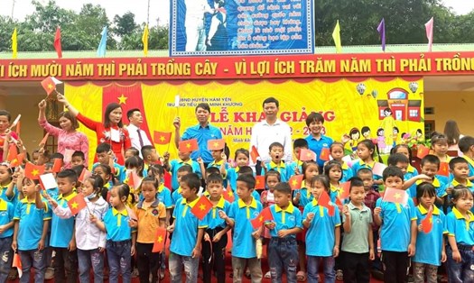 Công đoàn Tuyên Quang tặng quà cho học sinh có hoàn cảnh khó khăn.