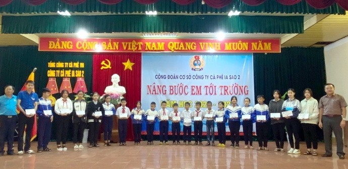 Công đoàn cơ sở khen thưởng và hỗ trợ con công nhân lao động hoàn cảnh khó khăn. Ảnh: CĐN