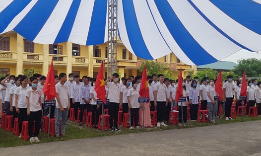 Đông đảo học sinh, sinh viên Trường Trung cấp Kỹ thuật - Du lịch Công đoàn Ninh Bình dự lễ khai giảng năm học mới. Ảnh: NT