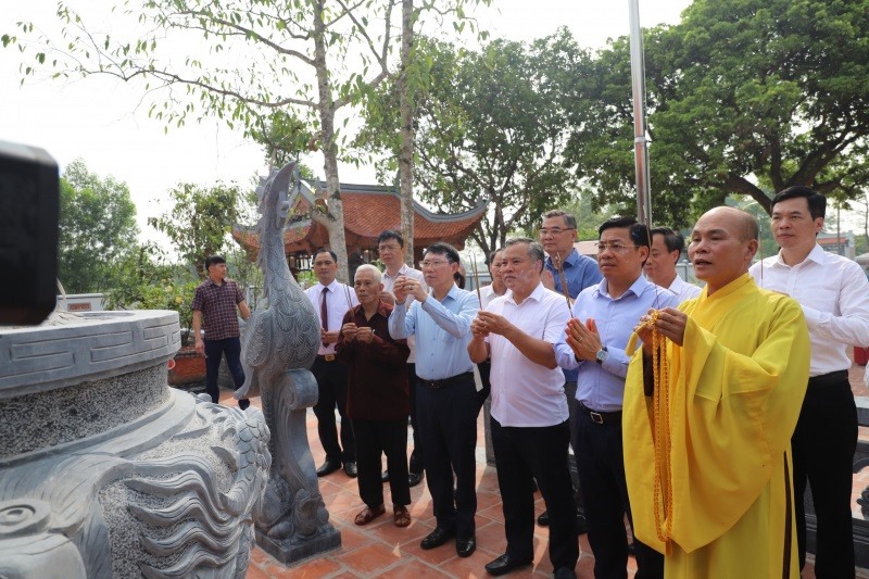 Thứ trưởng Bộ Công an Nguyễn Văn Long và các đại biểu dâng hương. Ảnh: BCA