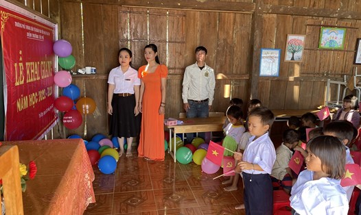 Buổi lễ khai giảng đơn sơ của 37 học sinh và 2 giáo viên, cùng một "đại biểu" là trưởng nóc Tắk Pổ. Ảnh: Thanh Thanh.