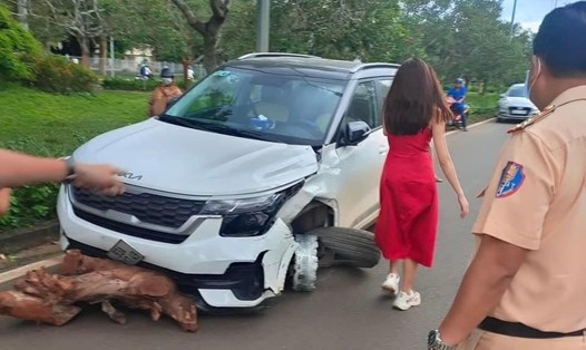 Hình ảnh lan truyền trên mạng về việc người dân đuổi theo nữ tài xế lái ôtô bể bánh chạy trên đường.
