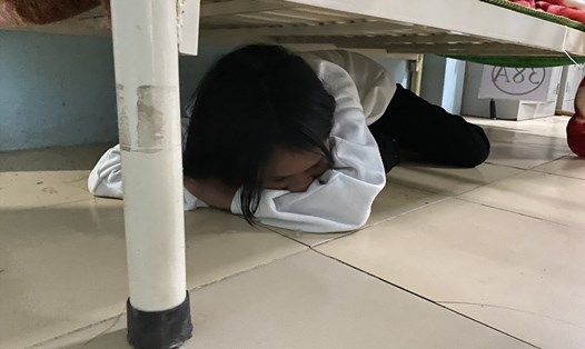 Học sinh trốn dưới gầm giường nếu khi có động đất lớn xảy ra. Ảnh T.T