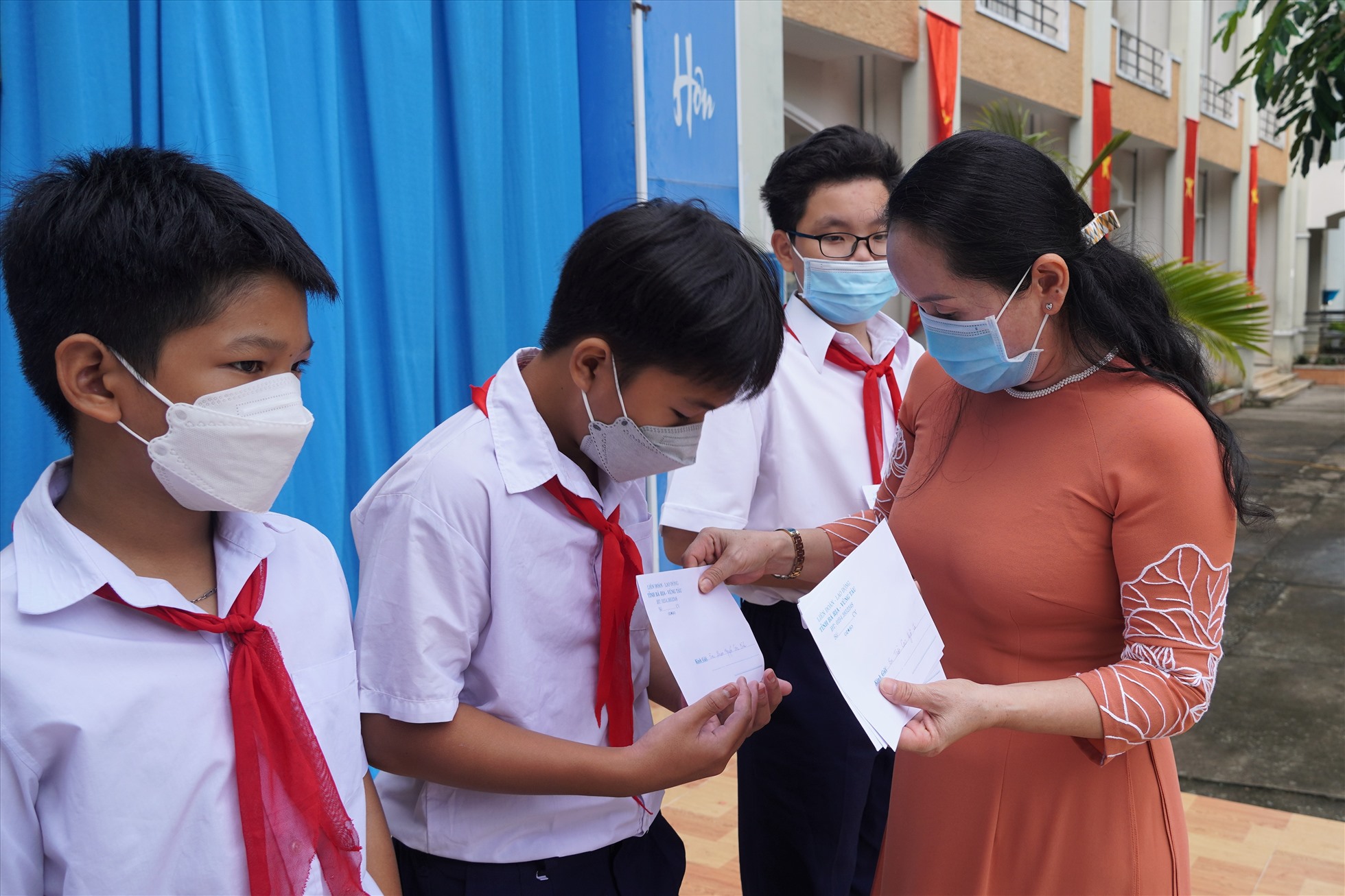 Bà Tạ Thị Hồng Hà - Phó Chủ tịch LĐLĐ tỉnh Bà Rịa - Vũng Tàu trao học bổng cho các em học sinh. Ảnh: T.A