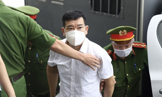 Bị cáo Phùng Anh Lê - cựu Trưởng phòng Cảnh sát kinh tế Hà Nội bị dẫn giải vào phòng xử tại phiên toà sơ thẩm hôm 12.8. Ảnh: V.D