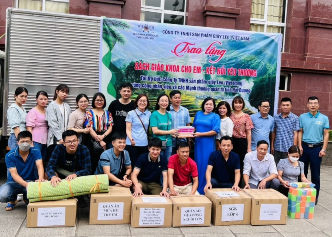 Công đoàn Ngành Giáo dục tiếp nhận quà của đoàn từ thiện tặng học sinh nghèo tỉnh Lai Châu.