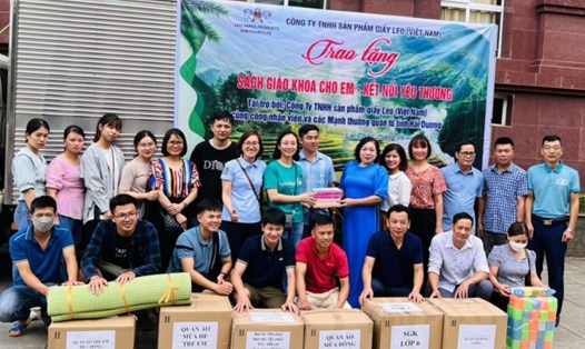 Công đoàn Ngành Giáo dục tiếp nhận quà của đoàn từ thiện tặng học sinh nghèo tỉnh Lai Châu.