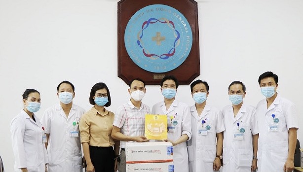 Công đoàn ngành y tế Hà Nội trao tặng quà cho Bệnh viện đa khoa Hà Đông (ảnh minh họa). Ảnh: CĐN