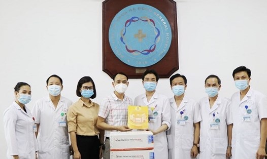 Công đoàn ngành y tế Hà Nội trao tặng quà cho Bệnh viện đa khoa Hà Đông (ảnh minh họa). Ảnh: CĐN