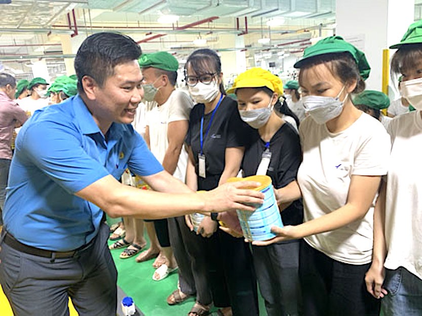 Ông Hoàng Xuân Hào, Phó Chủ tịch Thường trực LĐLĐ tỉnh Hưng Yên trao sữa cho đoàn viên, người lao động Công ty cổ phần  may Thiên Sơn, huyện Phù Cừ. Ảnh: CĐHY