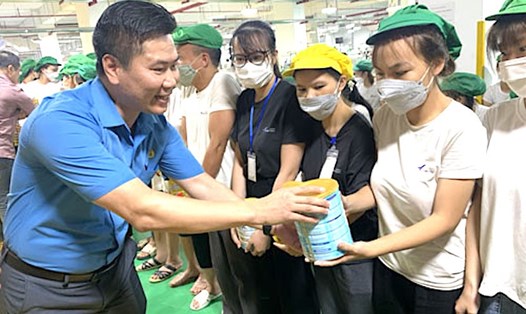 Ông Hoàng Xuân Hào, Phó Chủ tịch Thường trực LĐLĐ tỉnh Hưng Yên trao sữa cho đoàn viên, người lao động Công ty cổ phần  may Thiên Sơn, huyện Phù Cừ. Ảnh: CĐHY